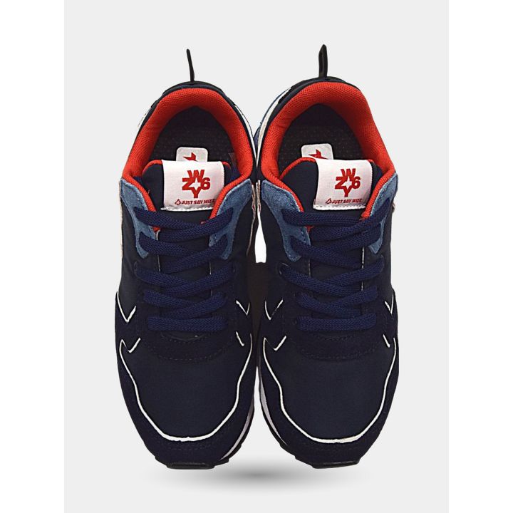 Paio di sneakers W6YZ blu viste dall'alto con l'etichetta rossa sulla linguetta