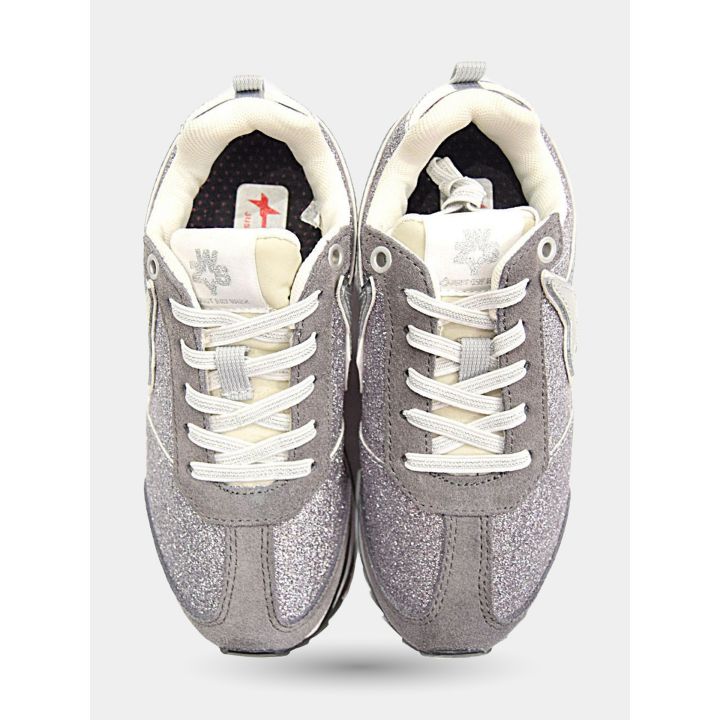 Paio di sneakers W6YZ grigie glitter viste dall'alto con lacci bianchi