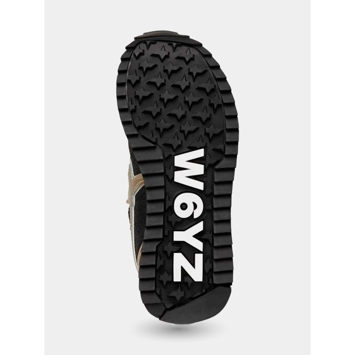 Suola nera della sneaker W6YZ con la scritta del marchio in bianco