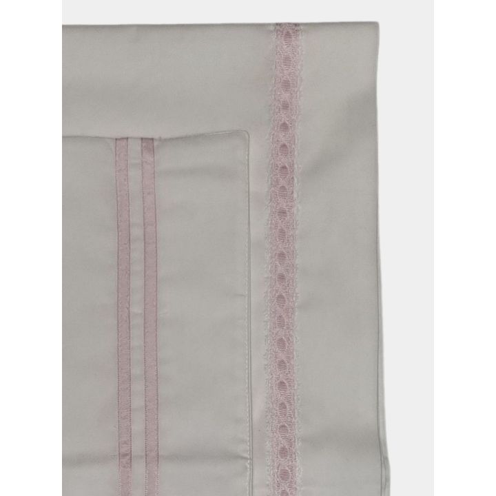 Dettaglio della bordura di pizzo rosa e delle righe sulla federa