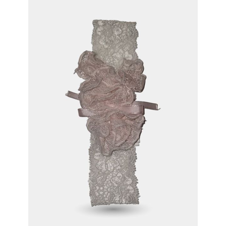 Fascia in pizzo del set Aletta distesa in verticale con il fiore rosa