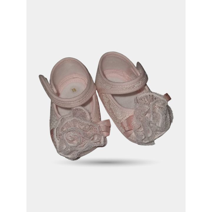 Scarpine rosa in pizzo del set con rosa di tulle, viste dall'alto