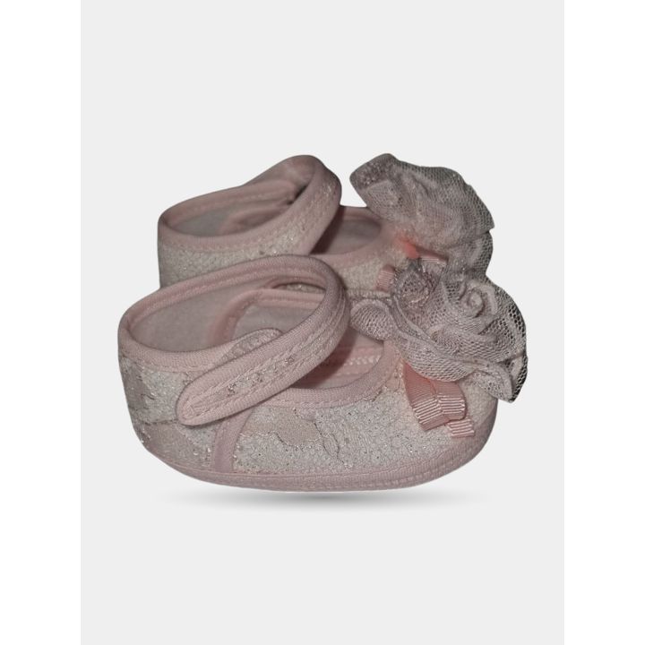 Scarpine rosa in pizzo viste di lato con il cinturino e la rosa di tulle
