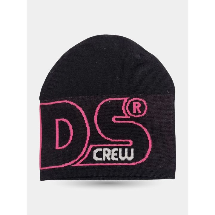 Retro del berretto nero con le lettere DS fucsia e la scritta Crew