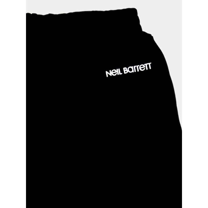 Dettaglio della scritta Neil Barrett bianca sul retro degli shorts