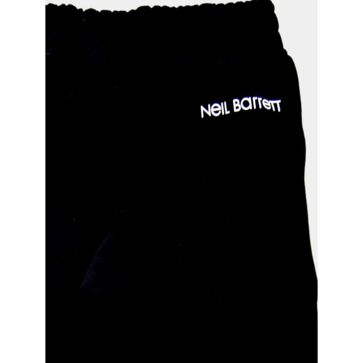 Scritta Neil Barrett bianca sul retro dei pantaloni, sotto la vita