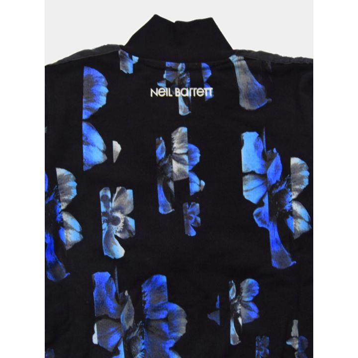 Scritta Neil Barrett bianca e fiori blu sul retro, vicino al collo a costine