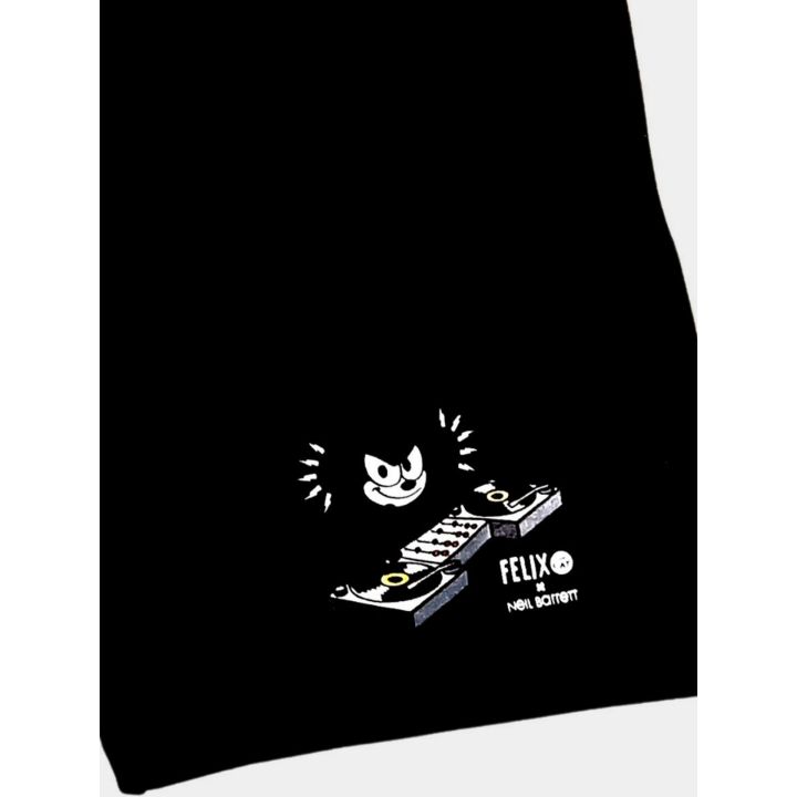 Dettaglio della stampa del gatto DJ con la console sugli shorts Neil Barrett