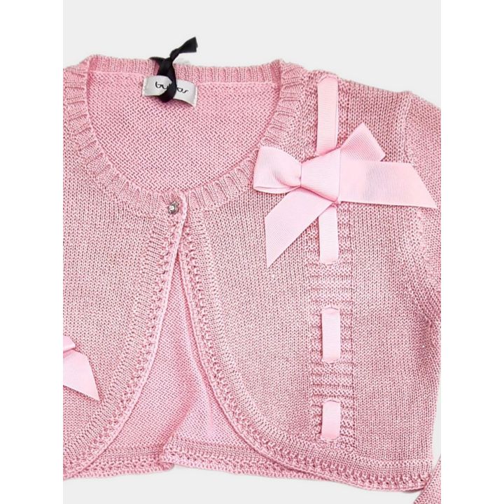 Dettaglio del fiocco rosa, dei nastrini e del bottoncino argentato