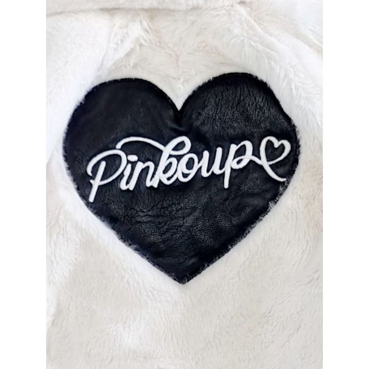 Dettaglio del cuore nero con scritta Pinko Up ricamata in bianco