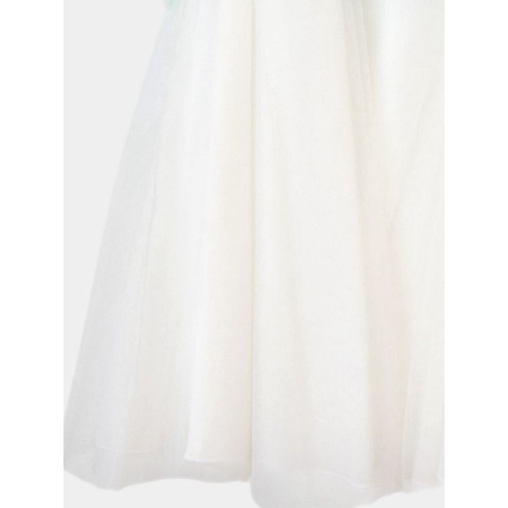 Dettaglio della gonna in tulle panna
