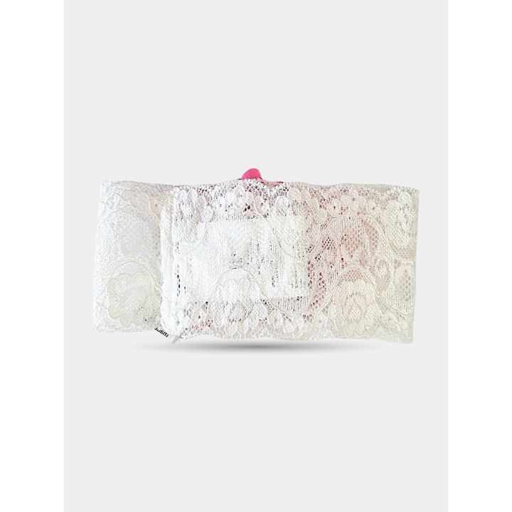 Retro della fascia in pizzo bianco con la cucitura di chiusura