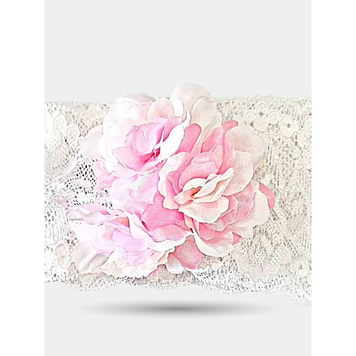 Dettaglio dei fiori rosa in tessuto applicati sulla fascia in pizzo