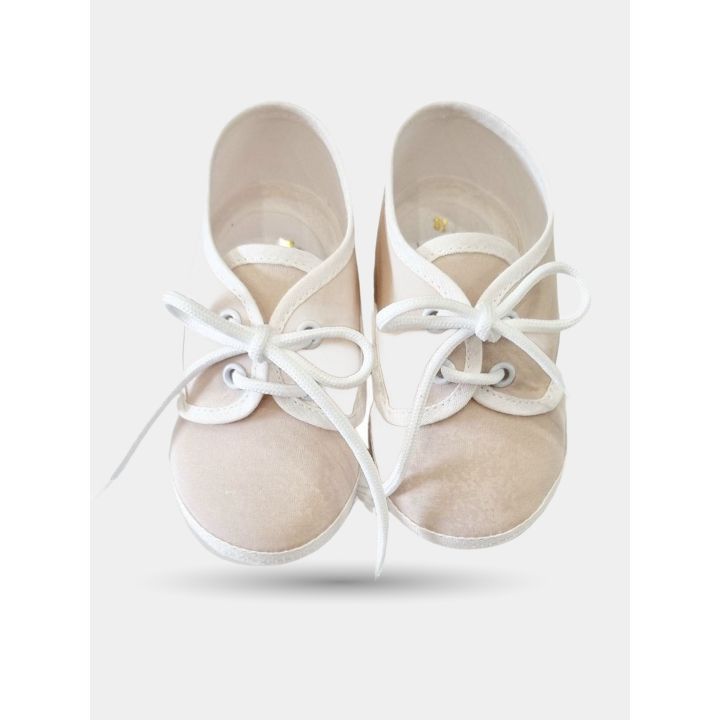 Scarpe da cerimonia Aletta beige da neonato viste dall'alto con lacci bianchi