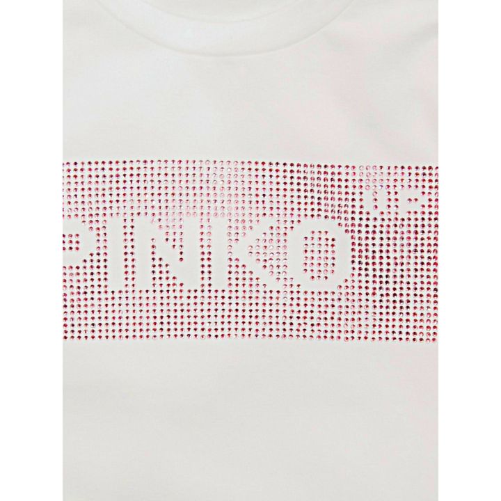 Dettaglio del logo Pinko Up in negativo sul riquadro di brillantini rosa