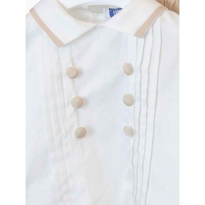 Dettaglio dei bottoni beige e delle piegoline sul davanti della camicia