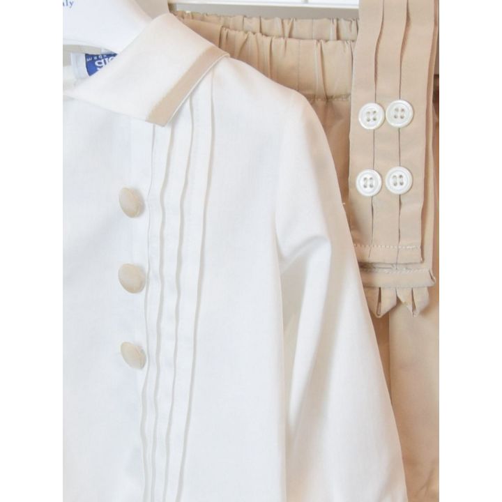 Camicia panna con colletto bordato beige accanto alla fusciacca beige con bottoni