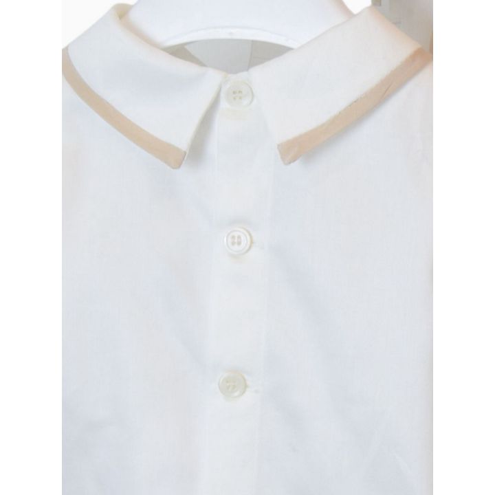 Dettaglio del retro della camicia con colletto bordato beige e bottoni