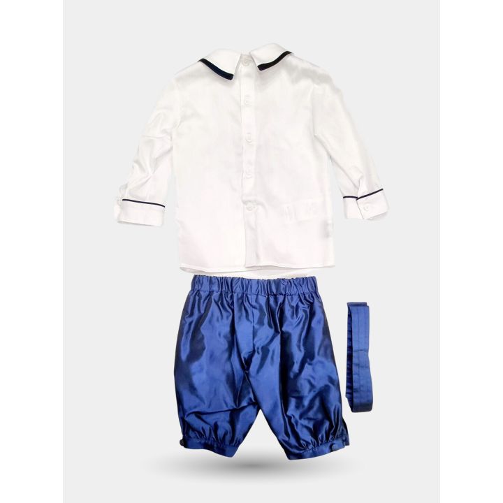 Retro della camicia bianca con bordini blu accanto ai pantaloni e alla fusciacca