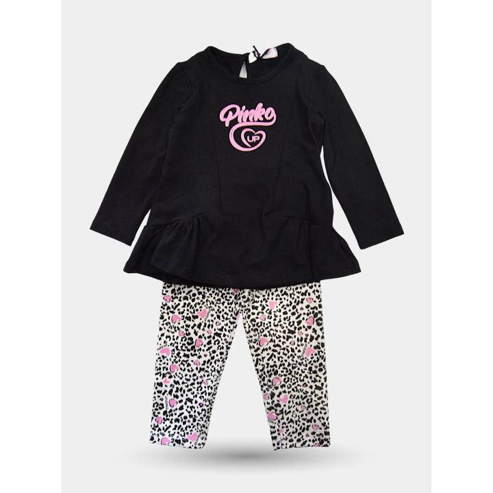 Completo Pinko con t-shirt nera a balza e leggings maculati, vista frontale