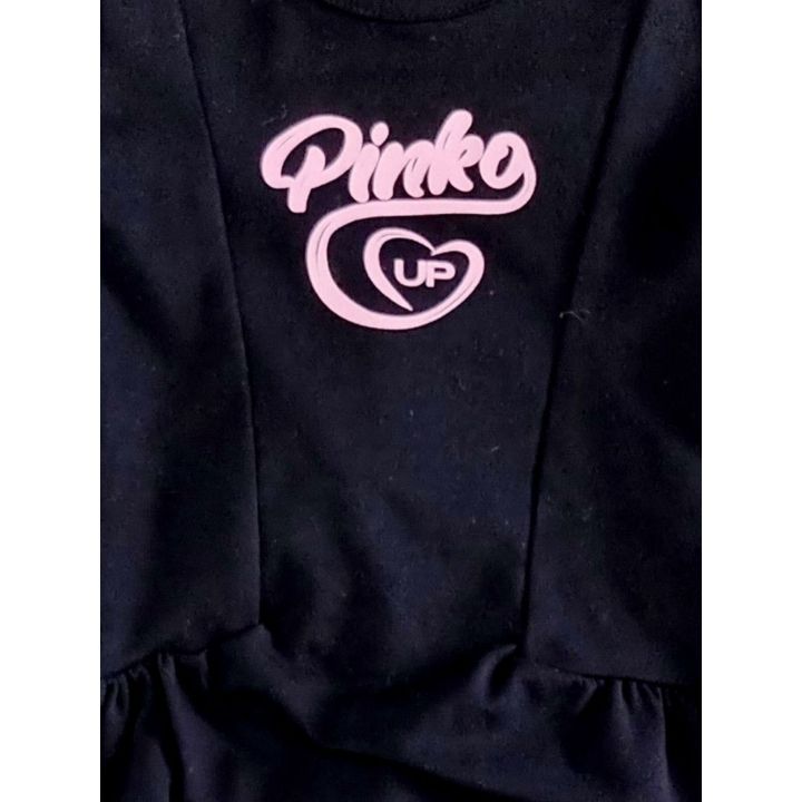 Dettaglio del logo Pinko Up rosa sulla t-shirt nera