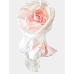Spilla a fiore Aletta a forma di rosa rosa chiaro con foglie, vista frontale