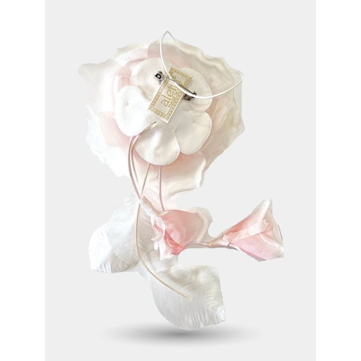 Retro della spilla a fiore rosa con fermaglio e steli
