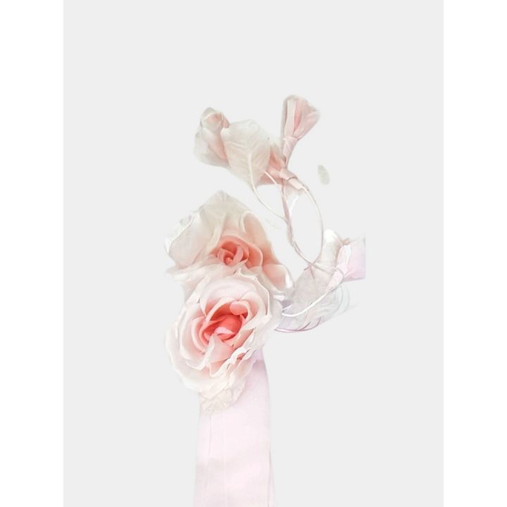 Dettaglio delle rose rosa e panna con foglie sulla cintura