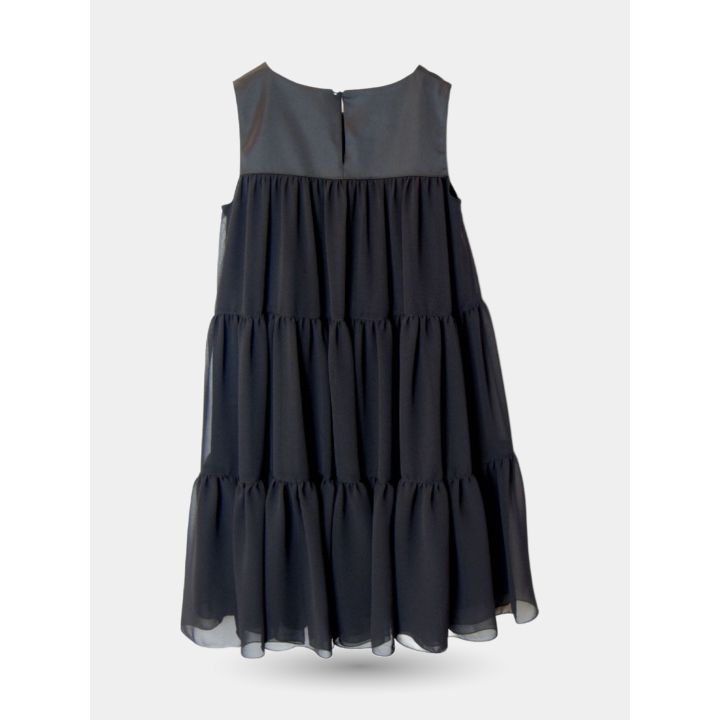 Retro dell'abito nero a balze con bottone sul collo