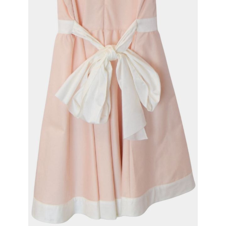 Dettaglio del fiocco panna annodato sul retro dell'abito rosa
