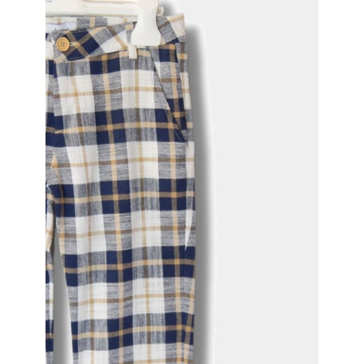 Pantaloni Aletta a quadri visti di tre quarti con il bottone in vita