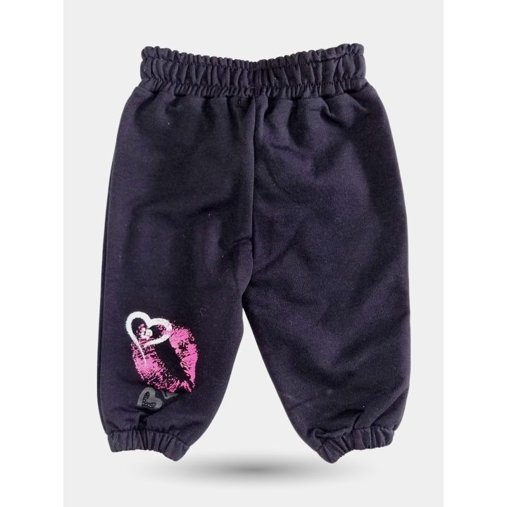 Retro del pantalone tuta nero con bacio rosa stampato