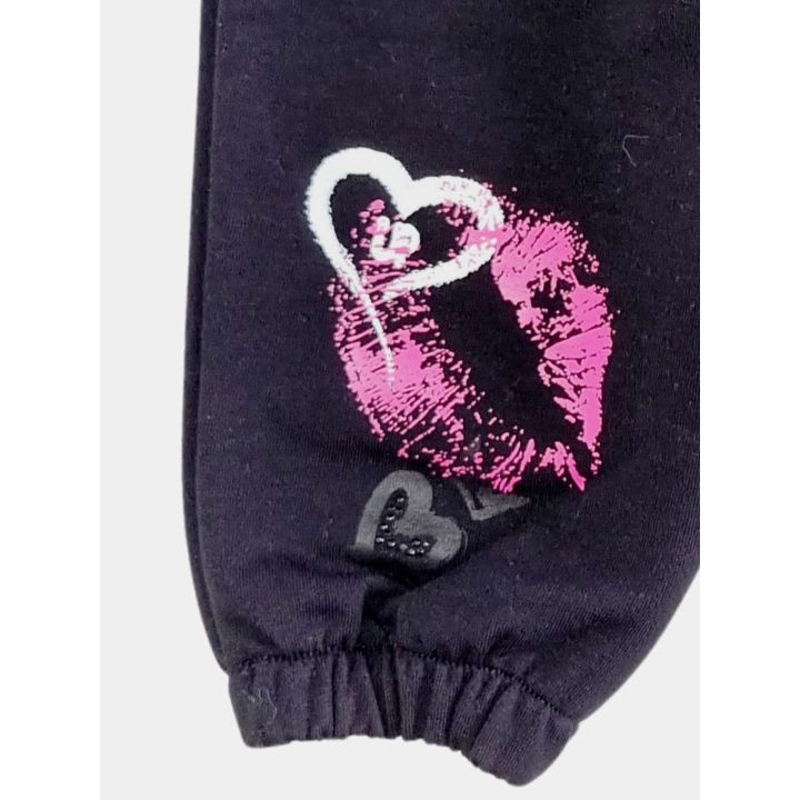 Dettaglio del bacio rosa e dei cuori sul retro del pantalone tuta