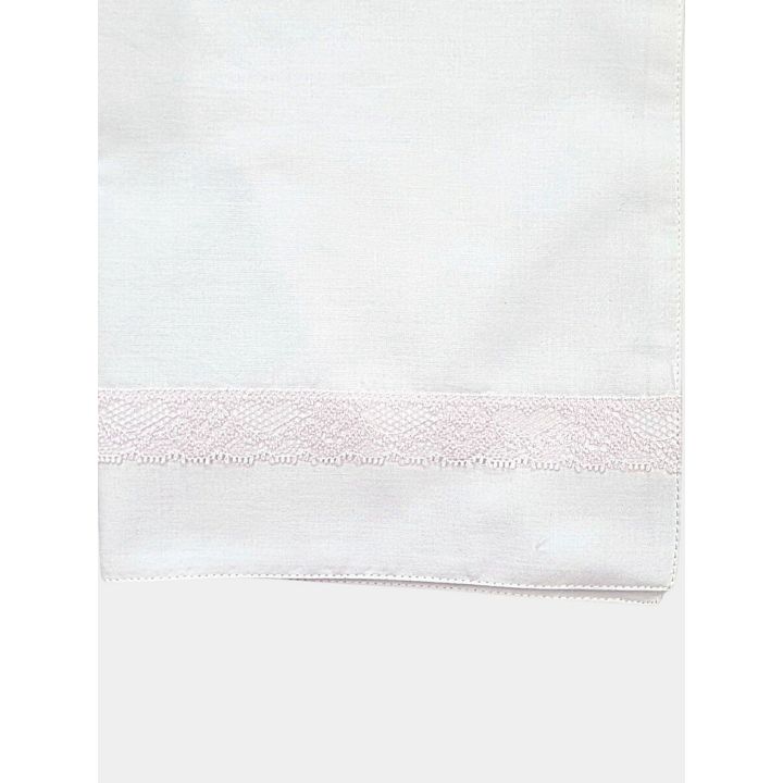 Dettaglio della fascia di pizzo rosa sulla federa bianca