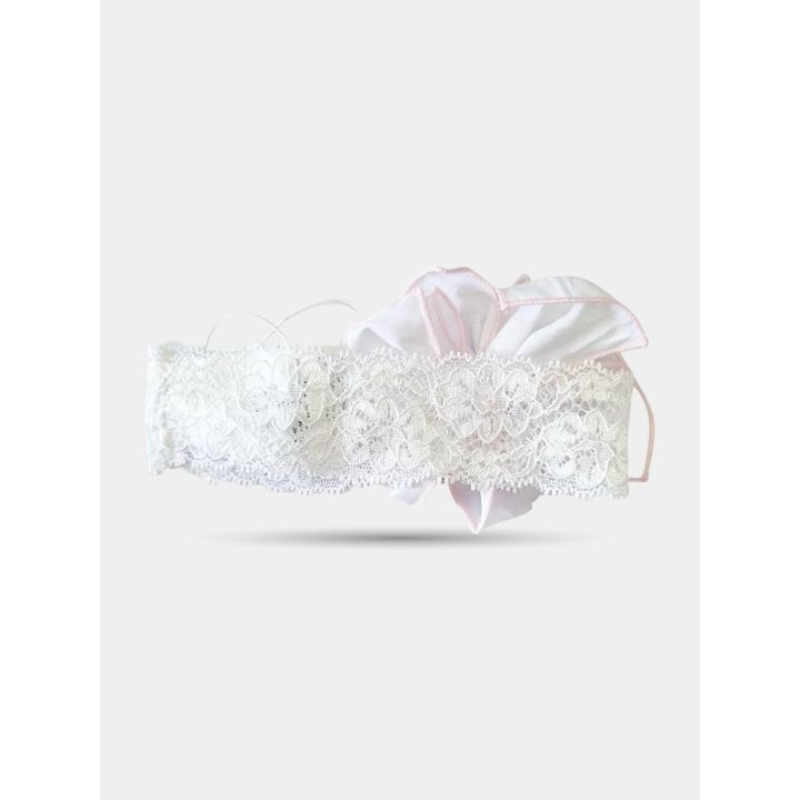 Fascia in pizzo bianco vista dal retro con il fiore sul lato