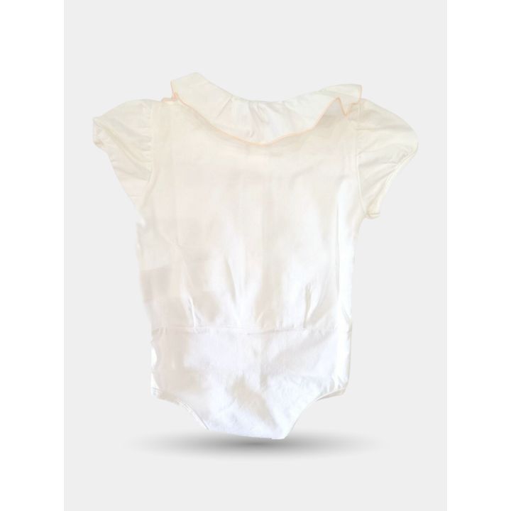 Retro della camicia body bianca con colletto arricciato e maniche ad aletta