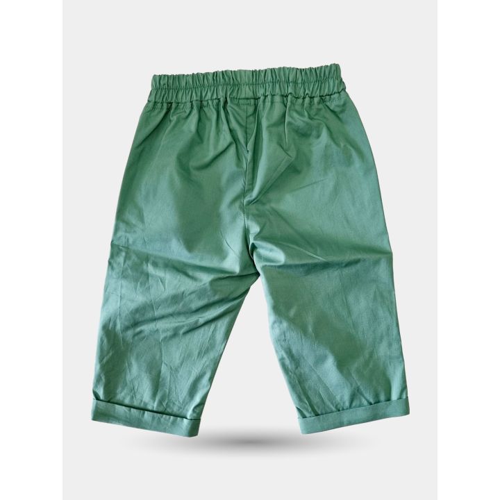 Retro dei pantaloni verdi con elastico in vita e fondo risvoltato