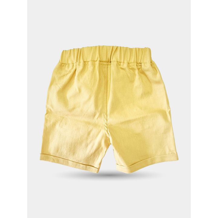 Retro dei pantaloncini gialli con vita elasticata e orlo risvoltato