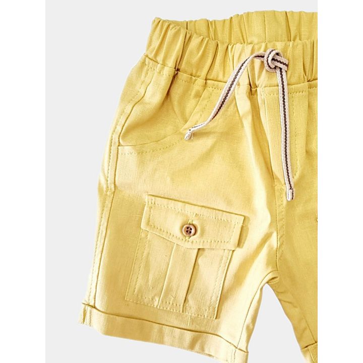 Pantaloncini gialli di tre quarti con tasca a pattina sulla gamba