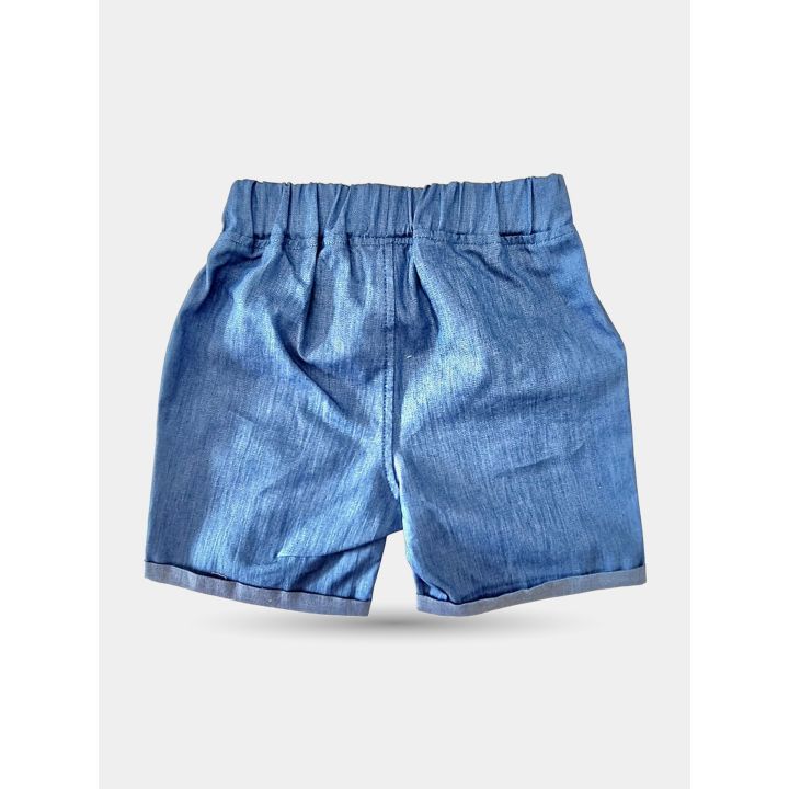 Retro dei pantaloncini di jeans blu con elastico in vita e fondo risvoltato