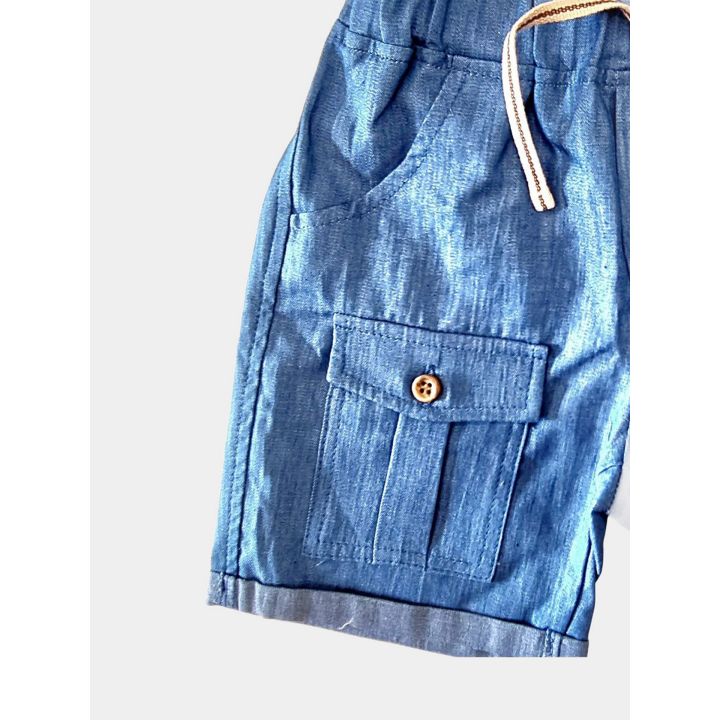 Tascone con pattina e bottone e tasca obliqua dei pantaloncini blu