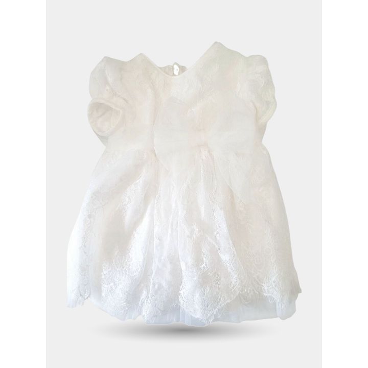 Abito in pizzo e tulle panna del set con il fiocco di tulle in vita