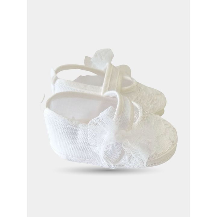 Scarpine panna del set viste di lato con il fiocco di tulle