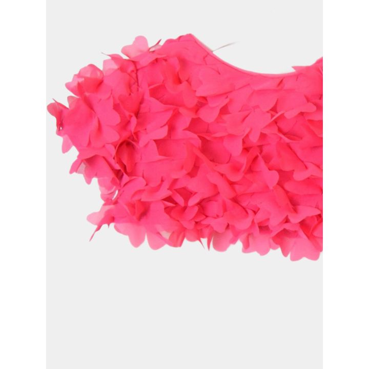 Dettaglio dei petali fucsia in rilievo sulla spalla