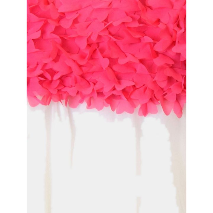 Dettaglio dei petali fucsia del corpino sopra la gonna di tulle