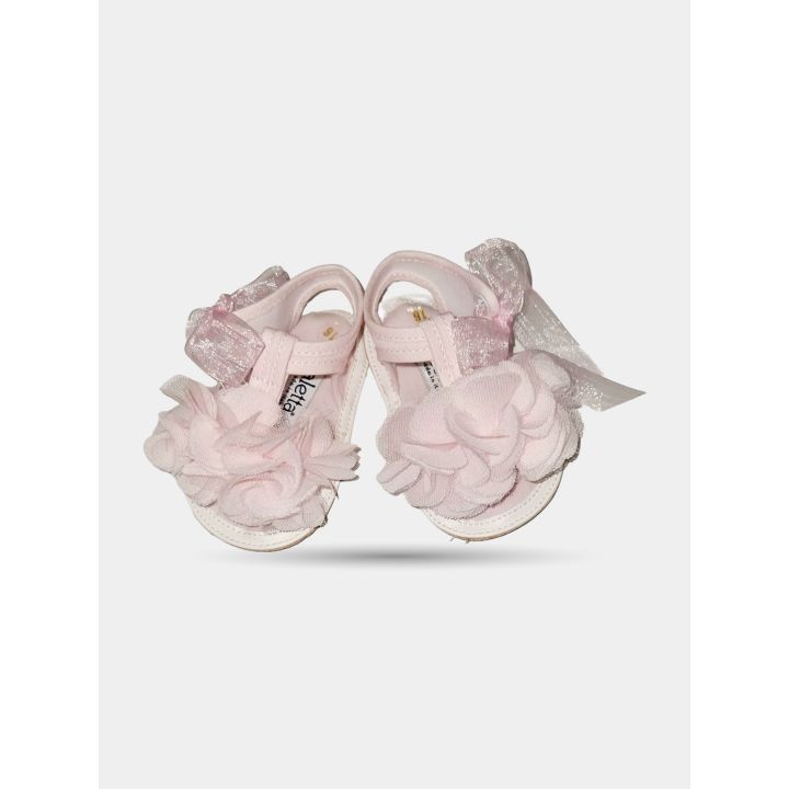 Scarpine aperte rosa con petali e fiocco in nastro, vista d'insieme