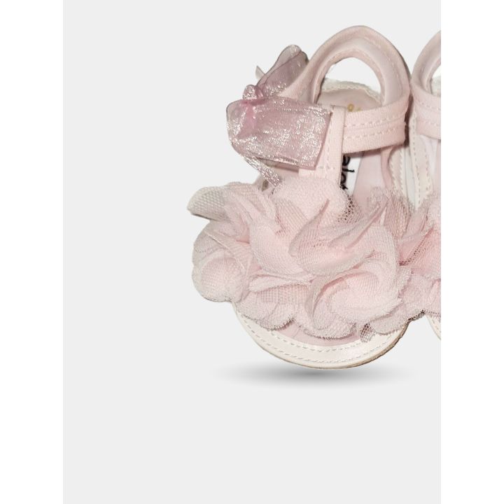 Dettaglio dei petali rosa arricciati sulla punta delle scarpine