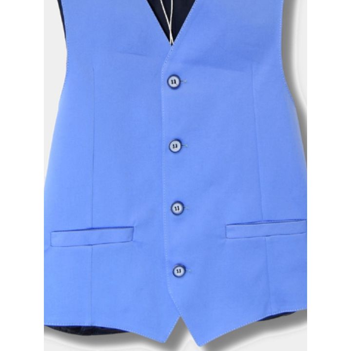 Dettaglio dei bottoni e delle tasche a filetto del gilet blu