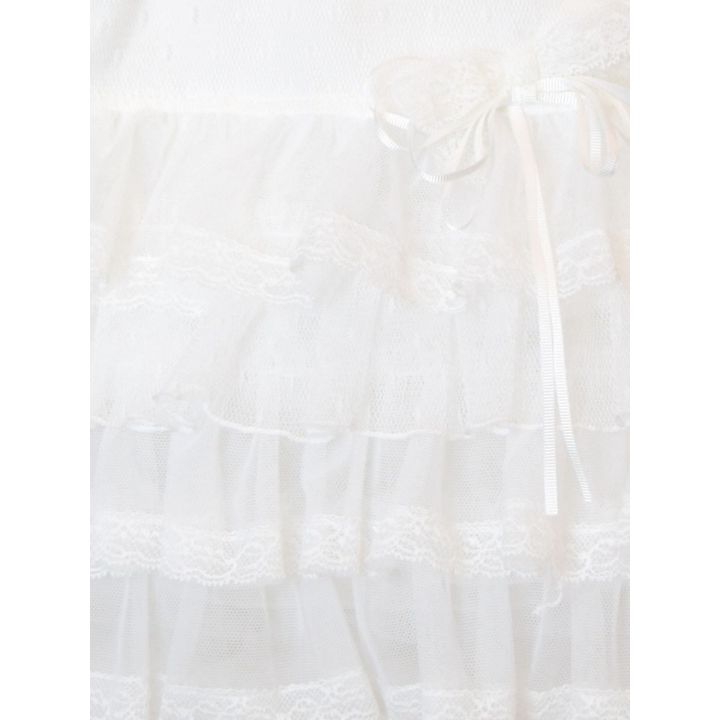 Dettaglio delle balze di tulle e merletto con fiocchetto e nastrini
