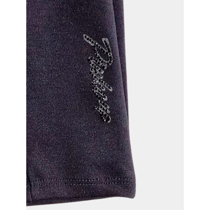 Dettaglio del logo Pinko in brillantini neri sulla gamba dei jeggings